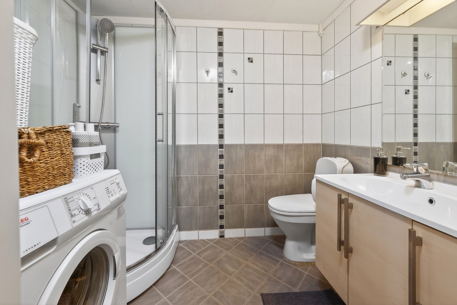 Helfliset bad/vaskerom med wc, stilren innredning og dusjkabinett fra 2024 Galleribilde