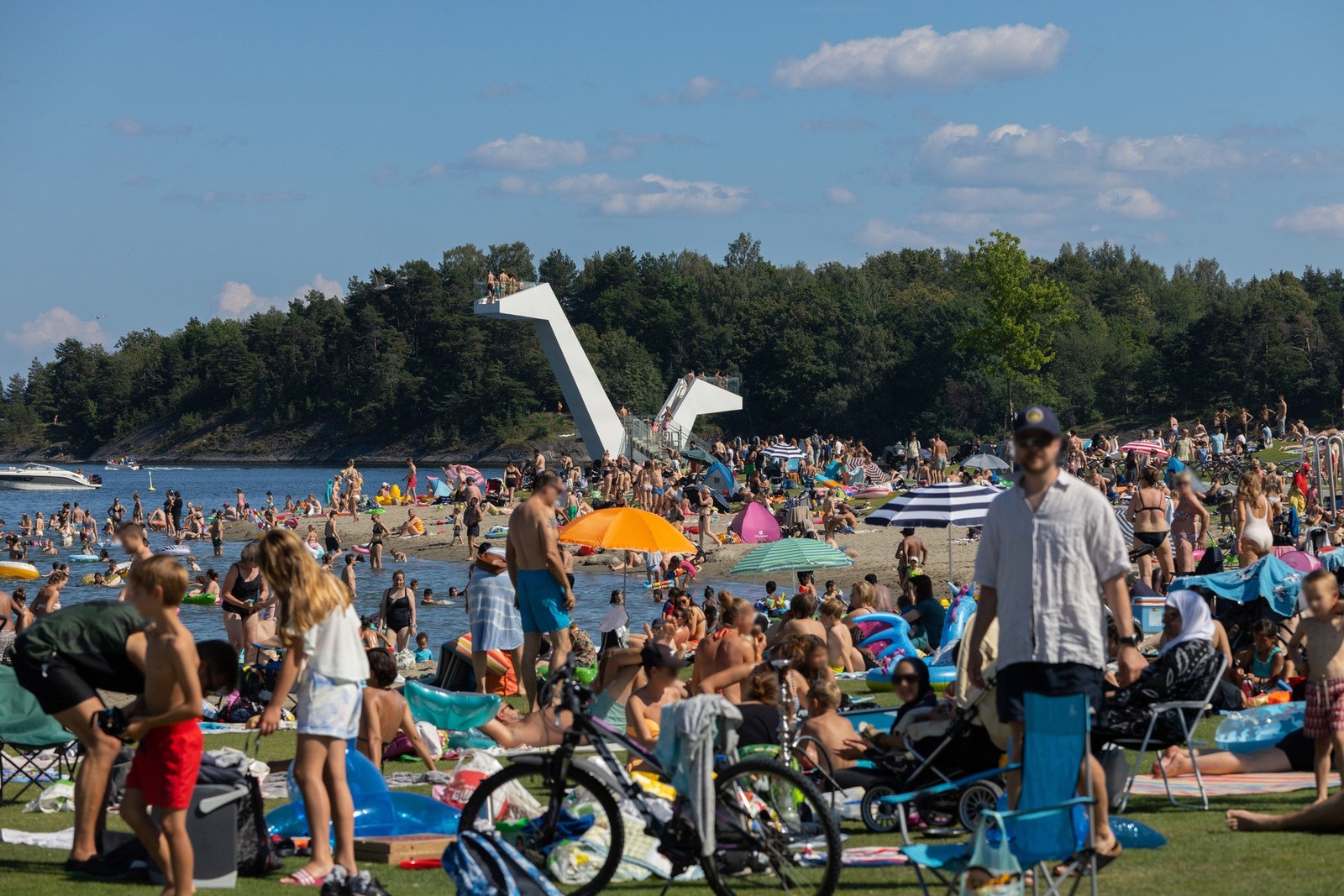 På Kadettangen er det både badestrand med stupetårn, park, kiosk og aktivitetsanlegg. Galleribilde