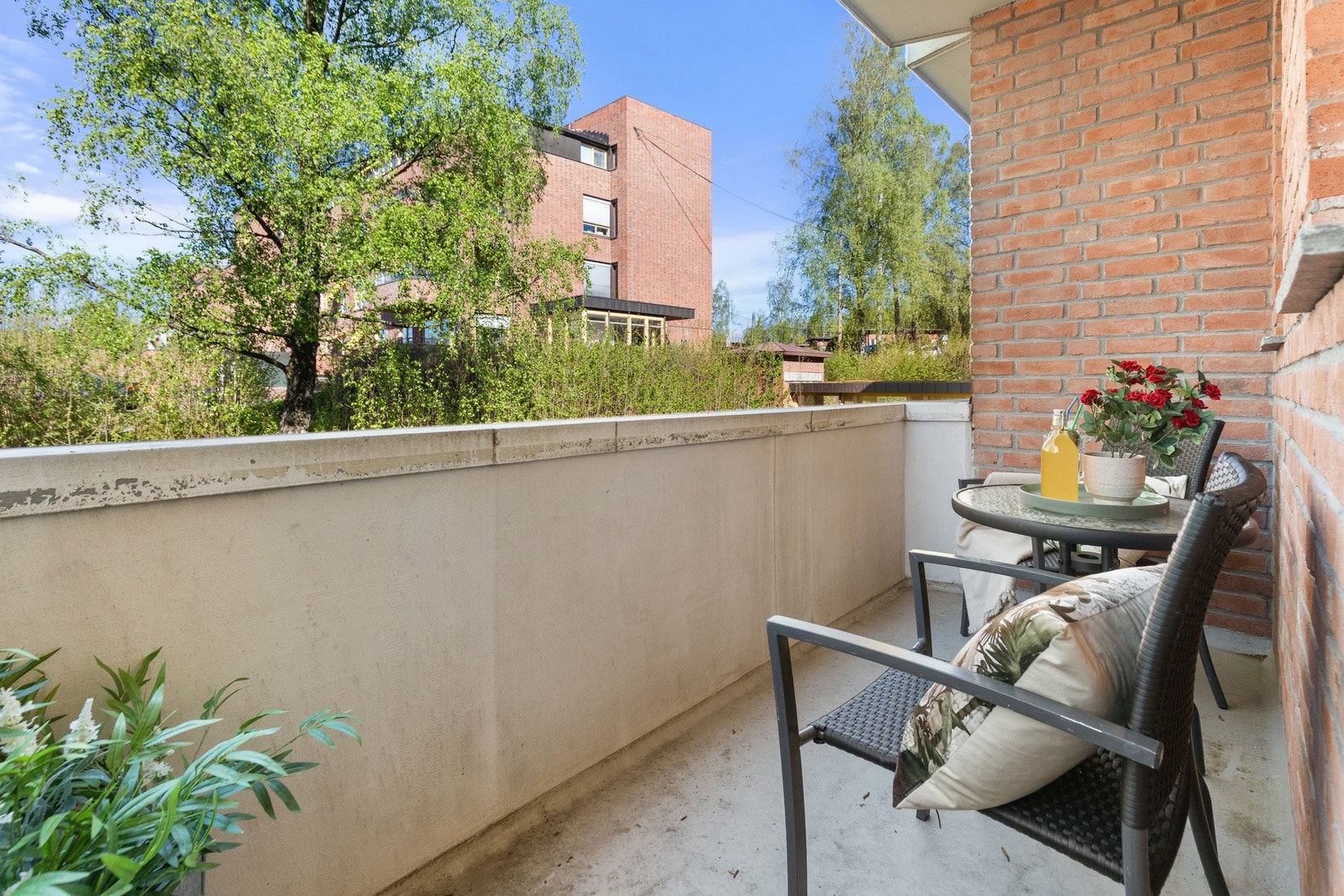 Solrik, vestvendt balkong på 4 m² med gode møbleringsmuligheter og herlige ettermiddags- og kveldssolforhold. Galleribilde