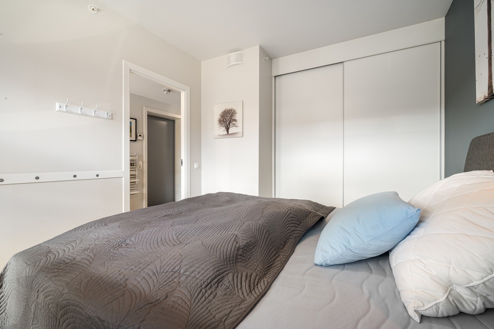 Innebygd skyvedørsgarderobe Galleribilde