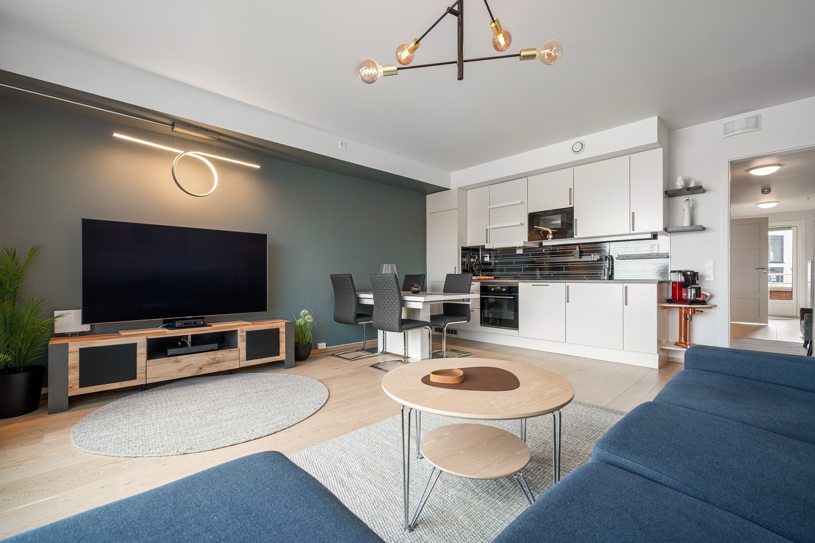 Åpen og effektiv planløsning gir rom for både sofa og spisebord Galleribilde
