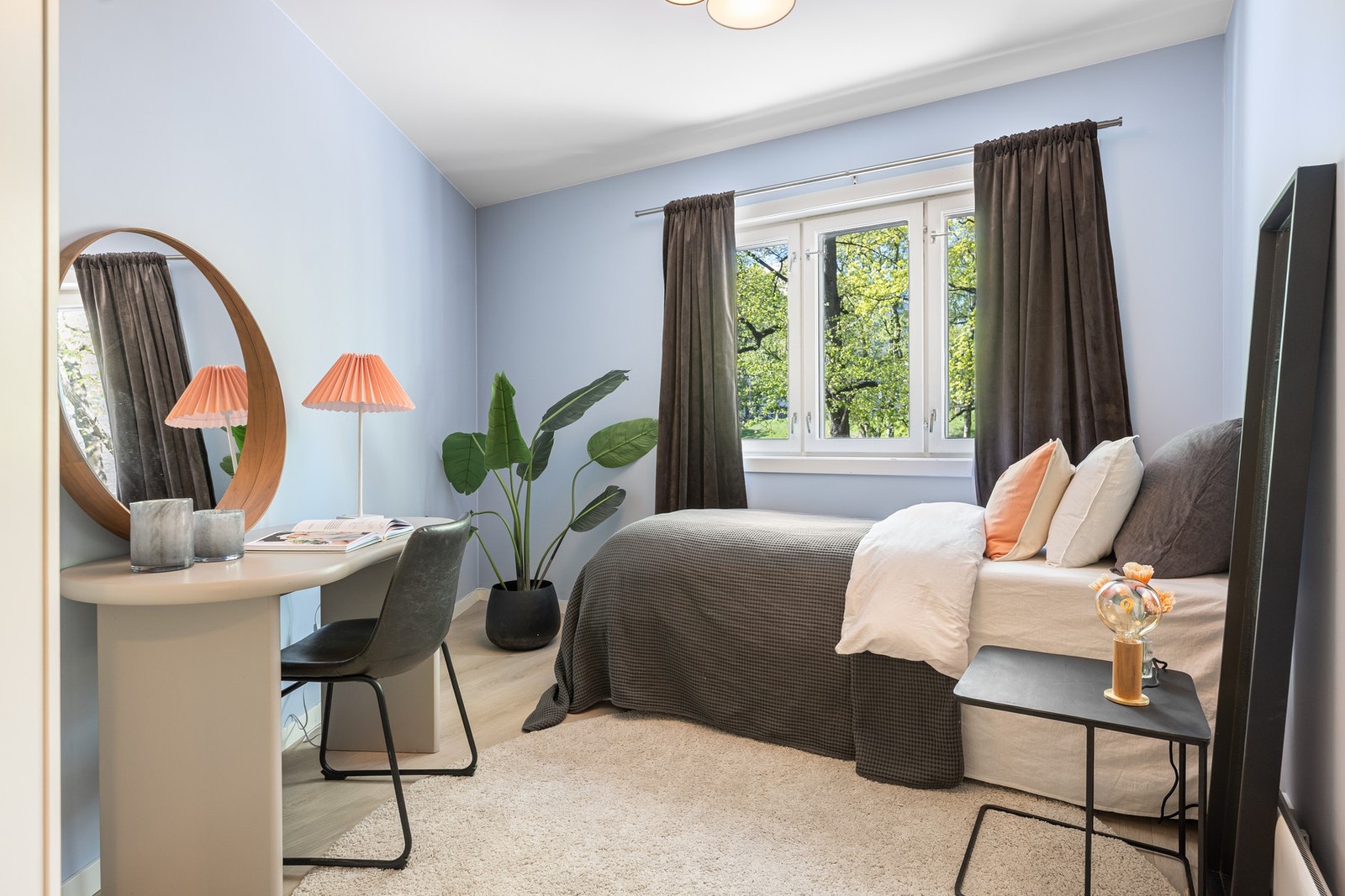 Soverom II med plass til seng, skrivebord og annet ønskelig møblement. Galleribilde