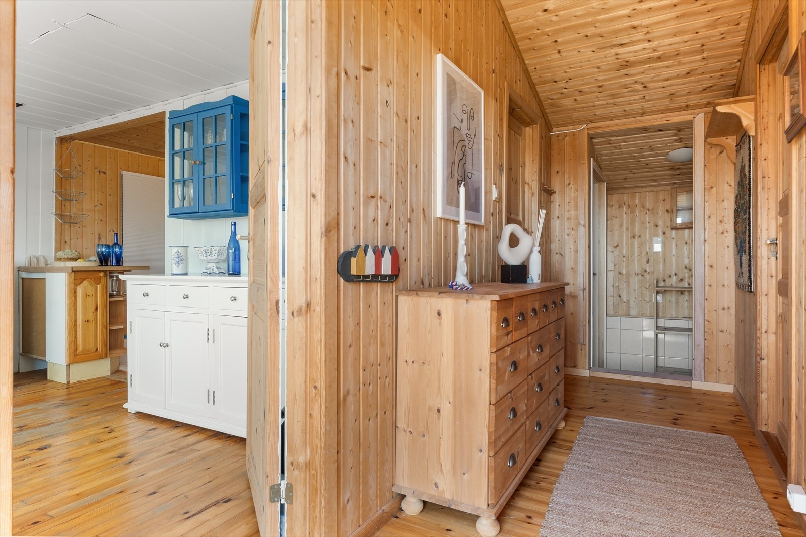 Gulvet er av heltre og vegger og tak har trepanel. Galleribilde