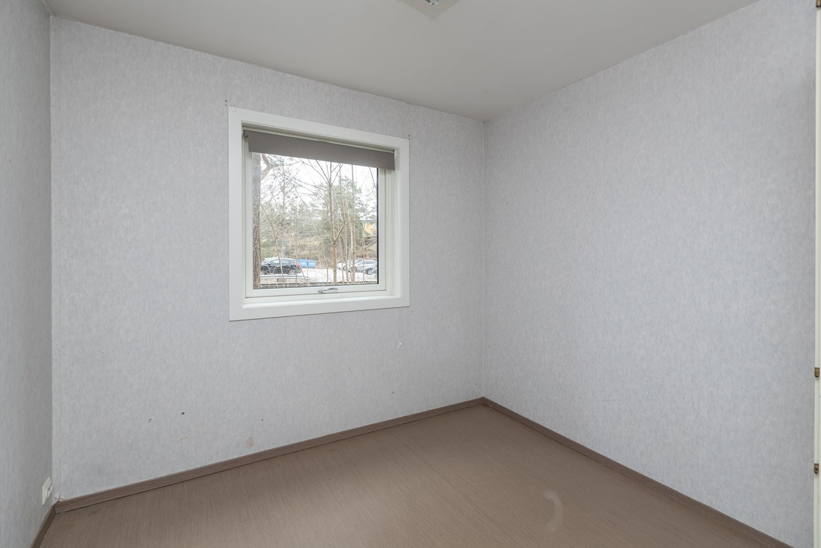Rommet har vegger med malt tapet og gulv med belegg, som gir en praktisk overflate. Galleribilde
