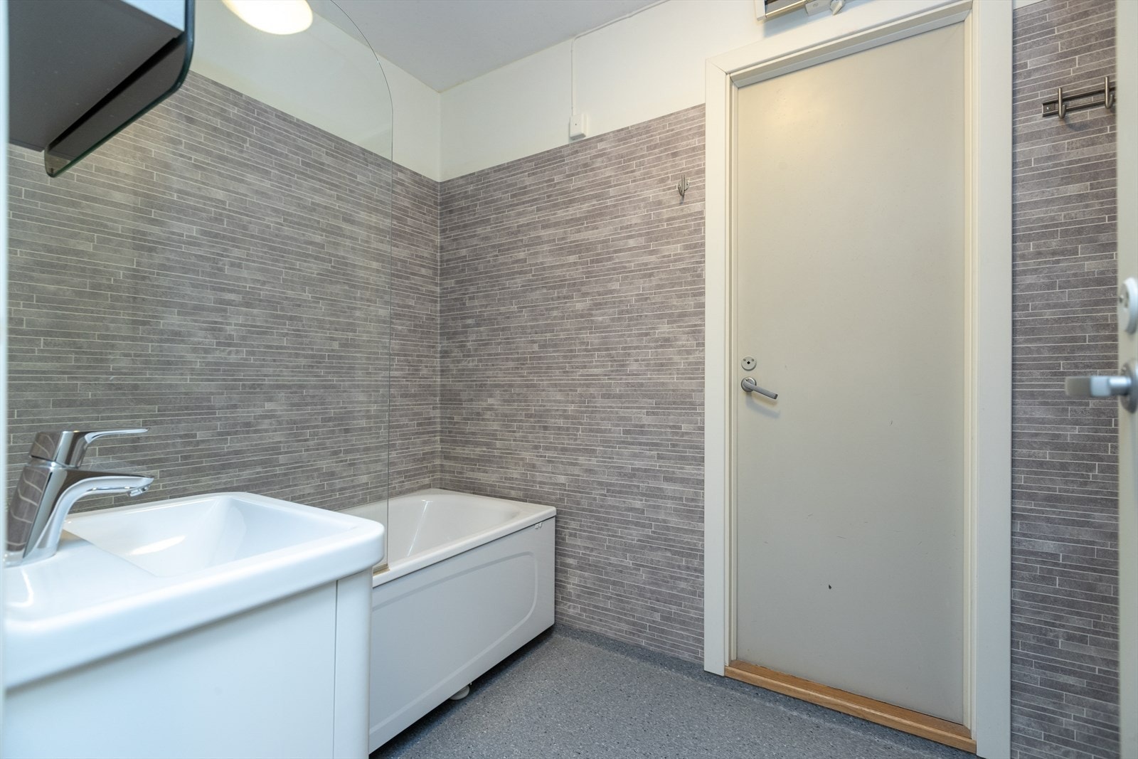Rommet er utstyrt med en innredning som inkluderer nedfelt servant. Galleribilde