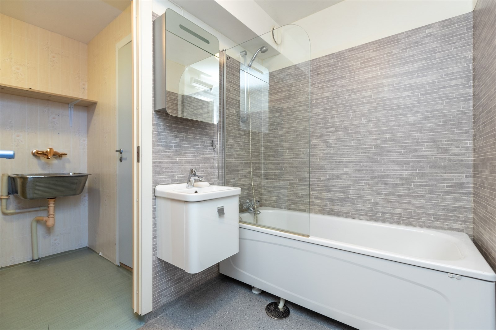 Badet har et badekar med dusjmulighet og opplegg for vaskemaskin. Galleribilde