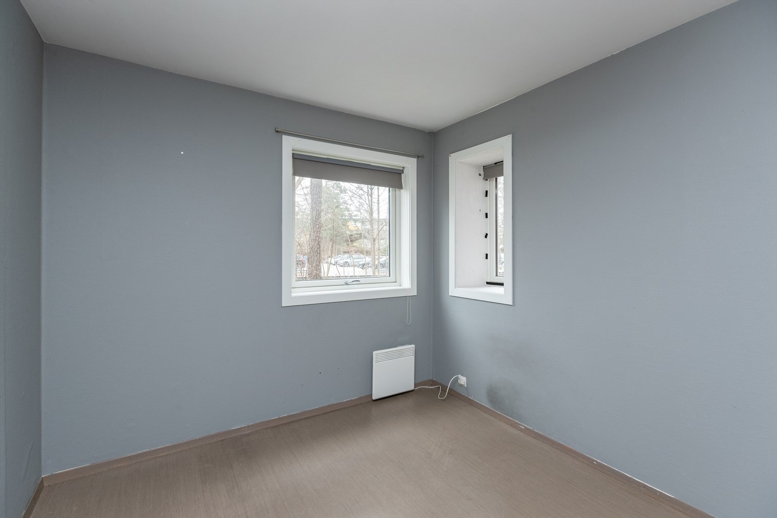 Rommet har malt tapet på veggene og gir fleksibilitet for ulike innredningsstiler. Galleribilde