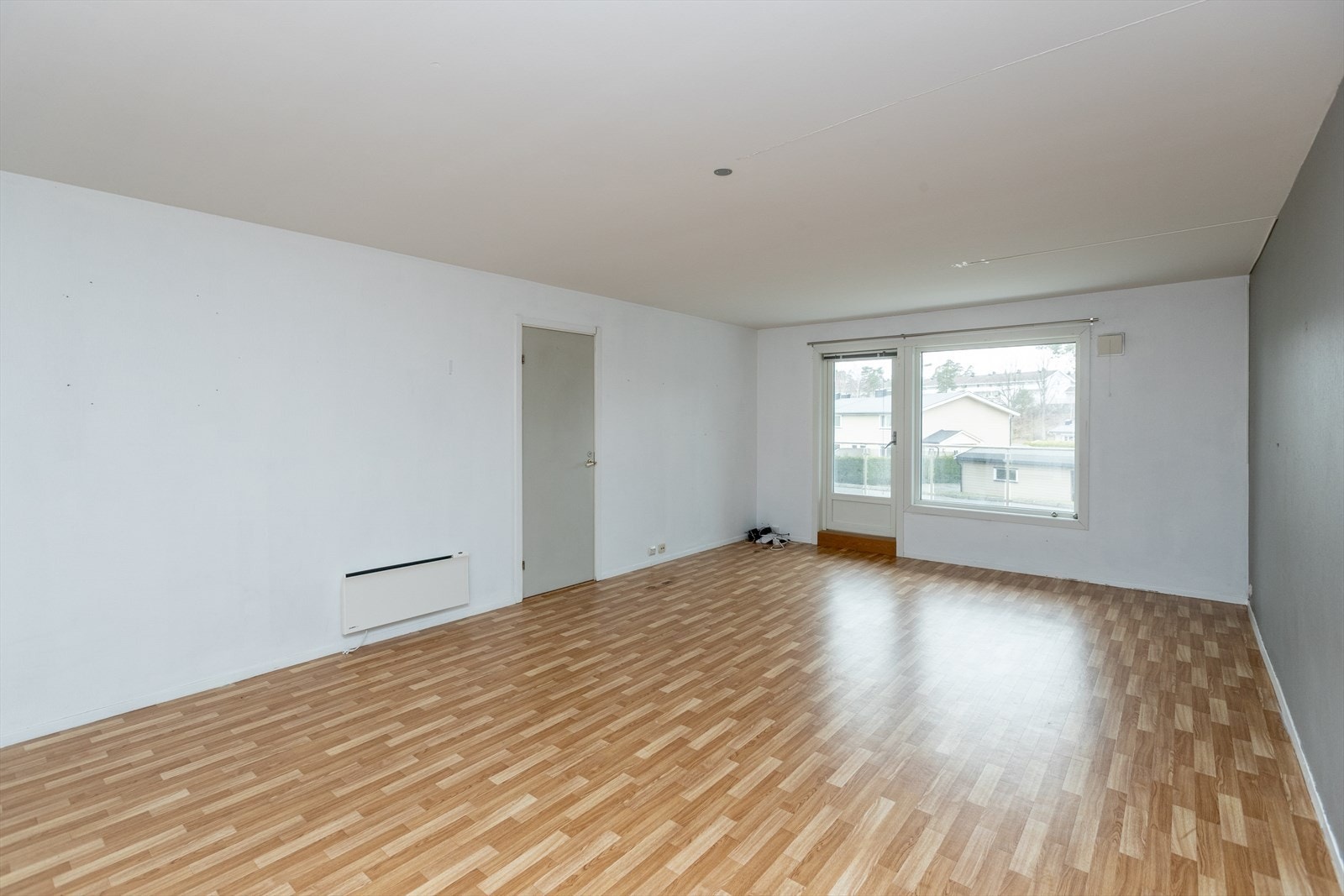 Gulvene i stuen er dekket med belegg, noe som gir en slitesterk overflate. Galleribilde