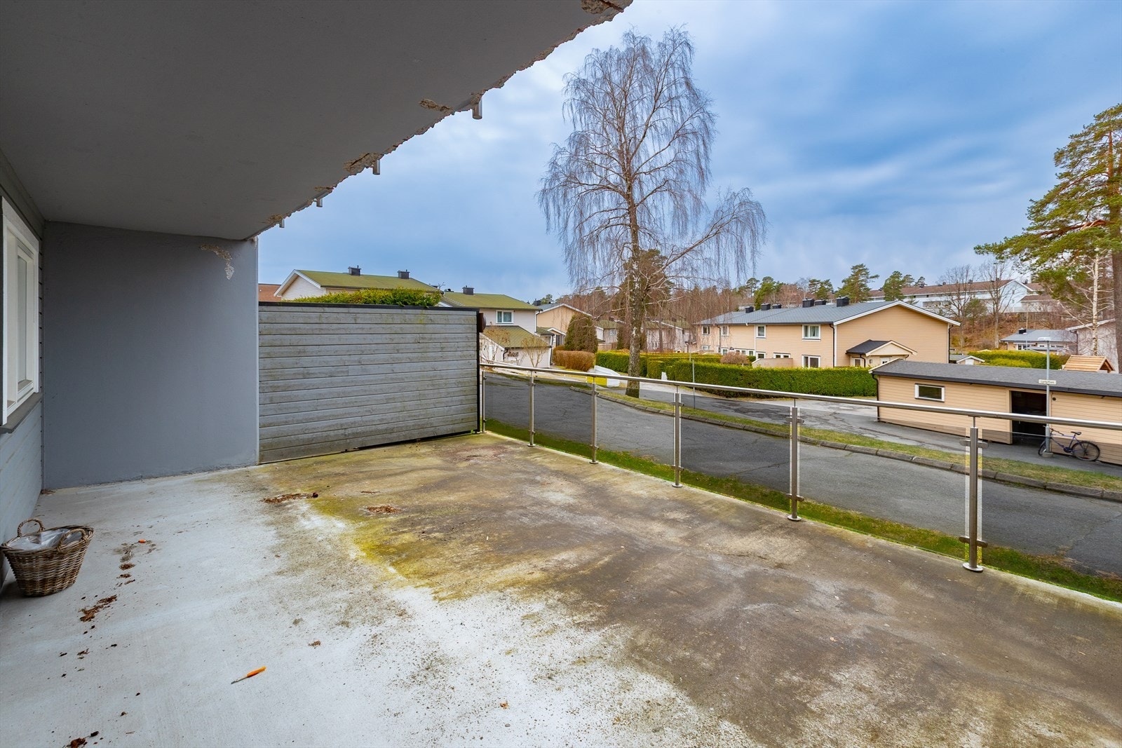 Fra stuen er det utgang til en romslig terrasse på 33 kvm. Galleribilde