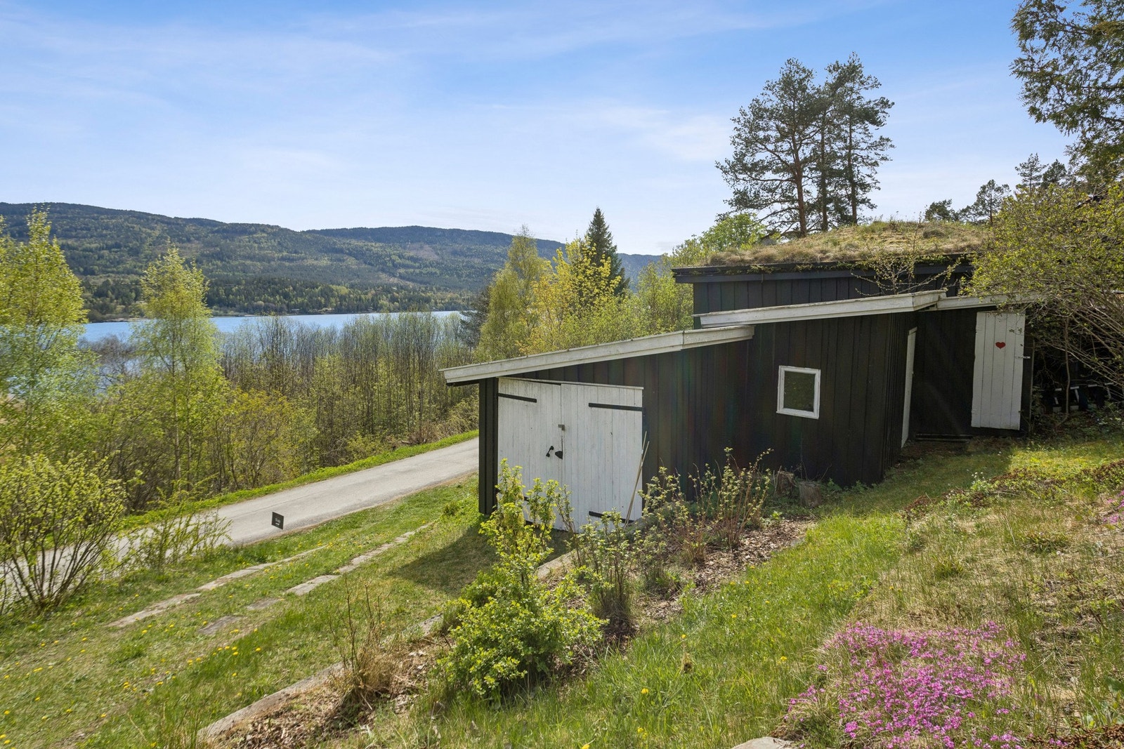 På eiendommen finner du også uthus/garasje. Galleribilde