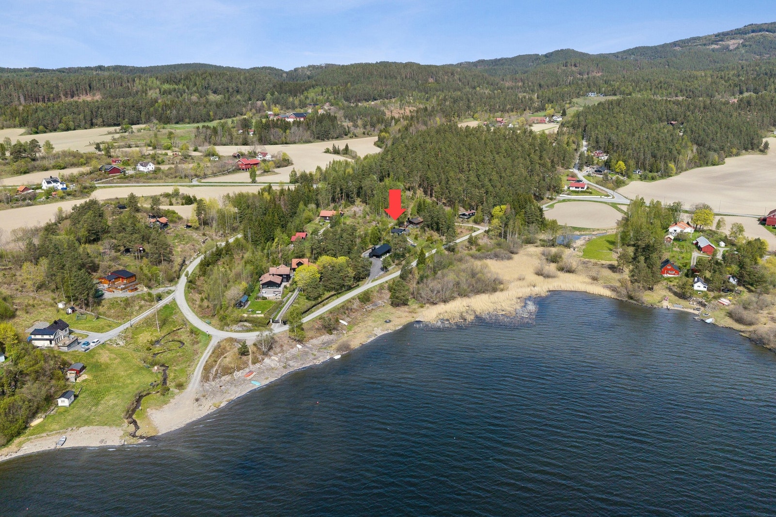 Sjarmerende fritidseiendom med flott beliggenhet i Åsa, kun ca. 100 meter fra Steinsfjorden. Galleribilde