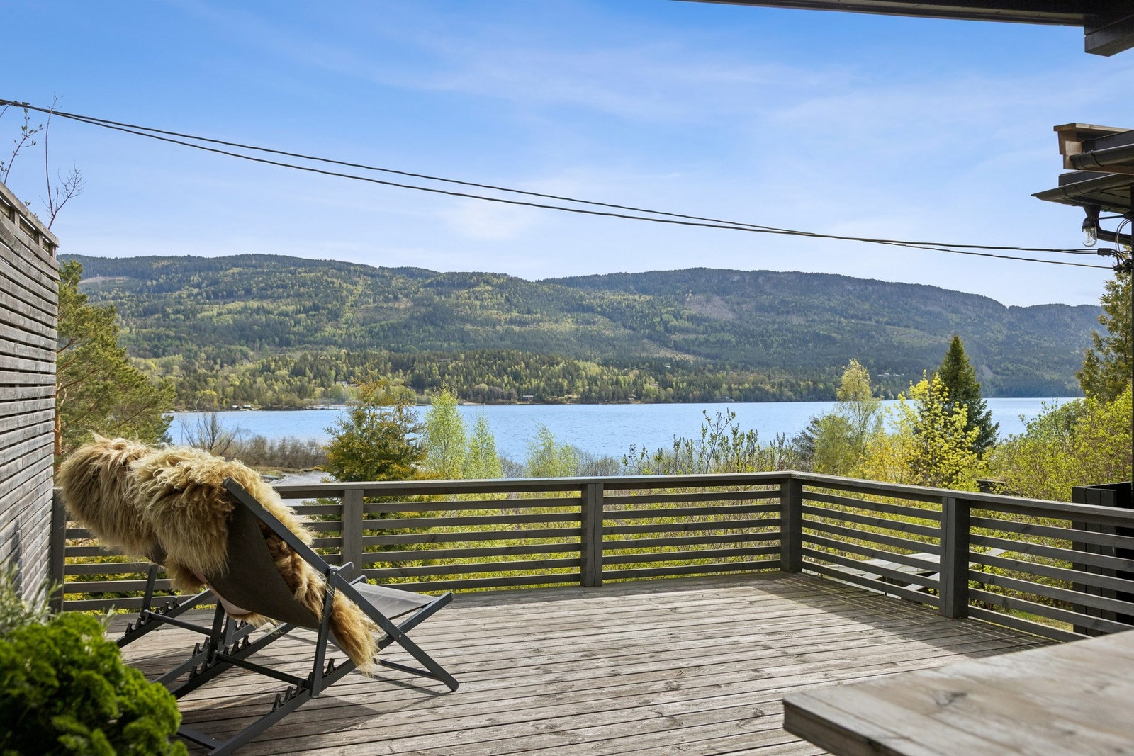 Det er en fantastisk fin utsikt til fjorden fra terrassen. Galleribilde