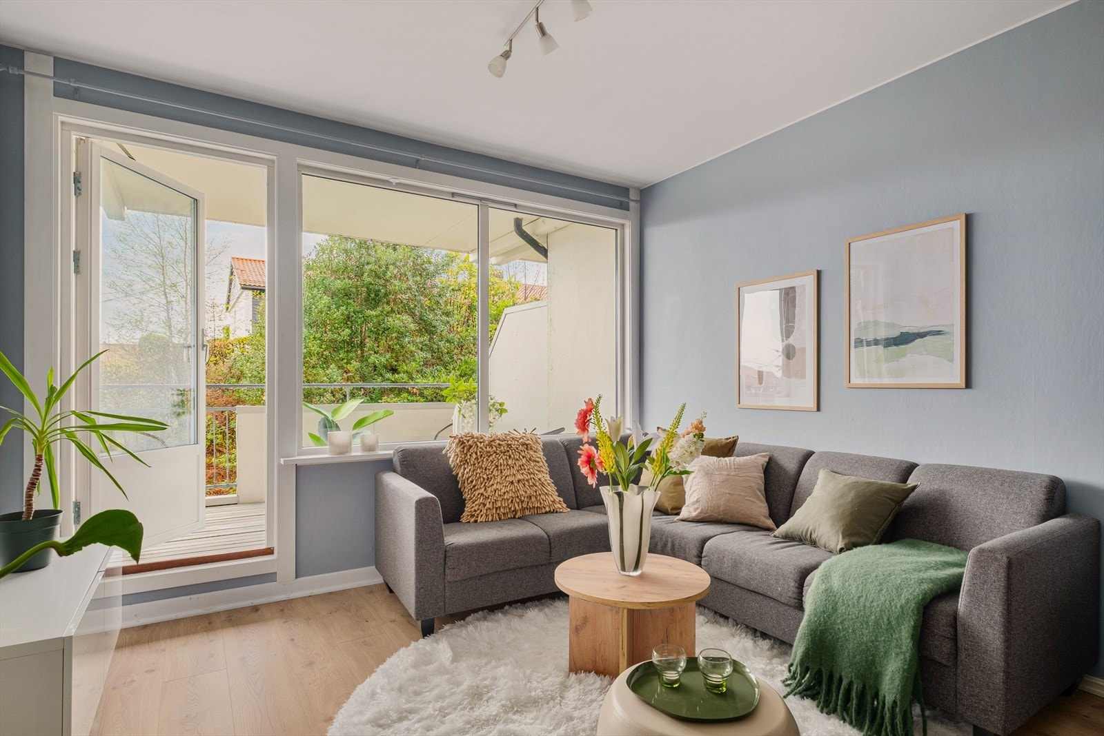 - Leiligheten har et BRA-i på 65m² og inneholder gang, bad, kjøkken, stue og 2 soverom - Galleribilde