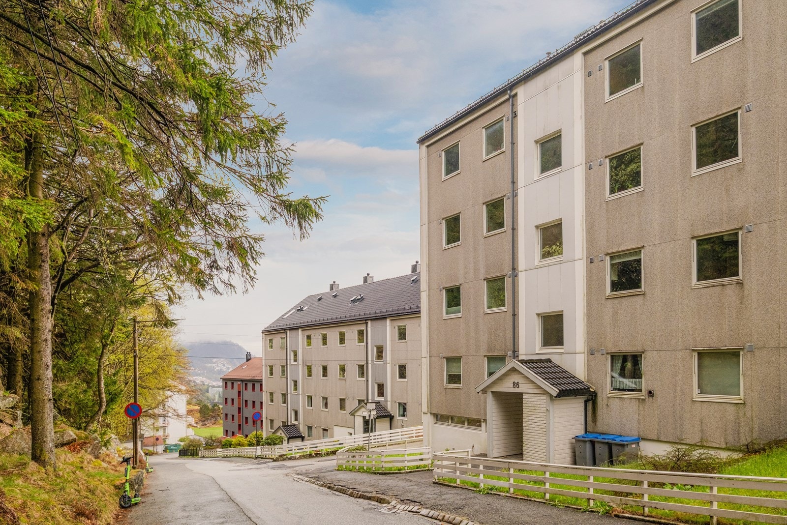 - Her bosetter du deg i lekre omgivelser med nærhet til både sjø, natur og det meste en skulle behøve i hverdagen - Galleribilde