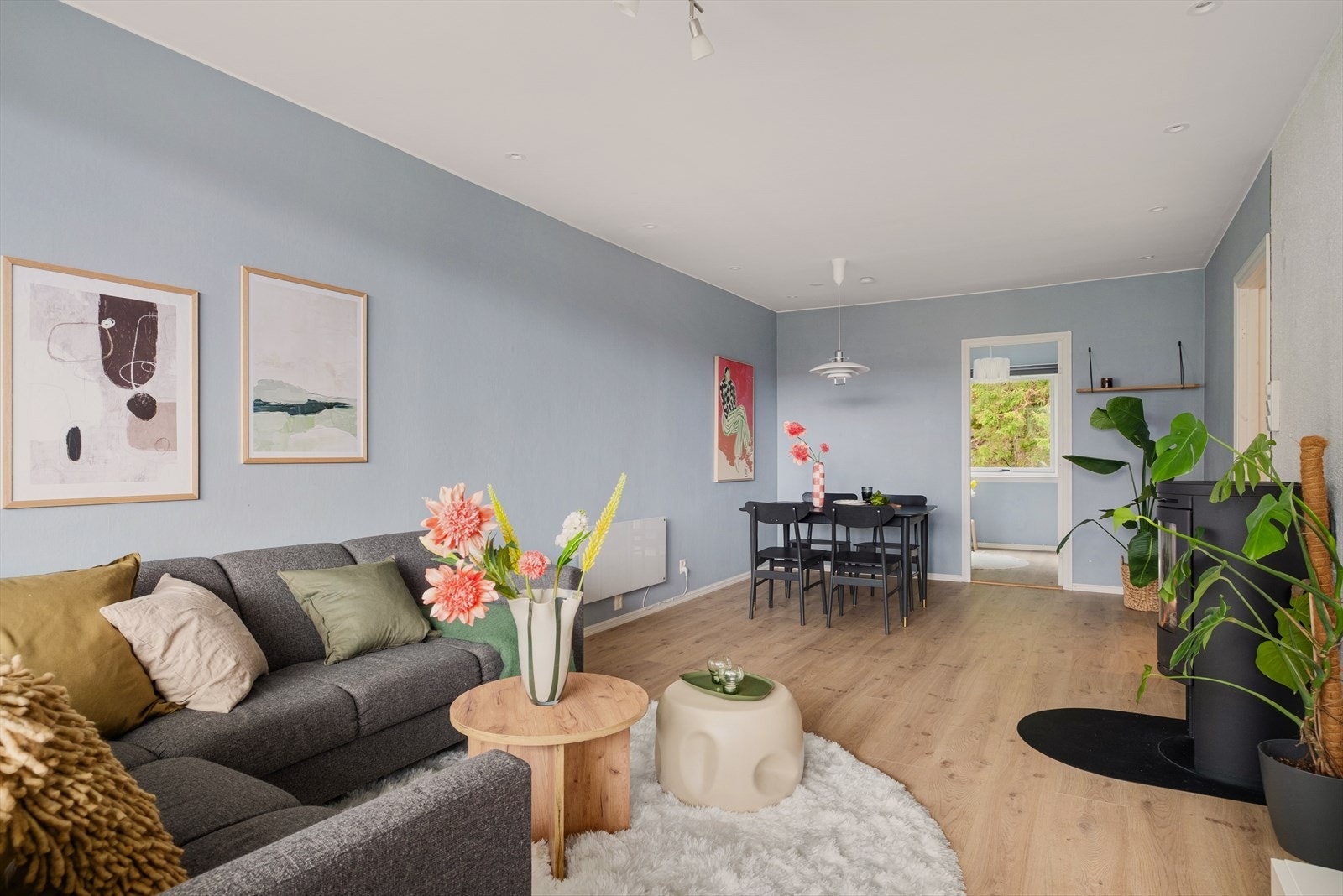 - Stuens utforming gjør det enkelt å innrede med sofa- og spisegruppe i hver sin naturlige sone - Galleribilde