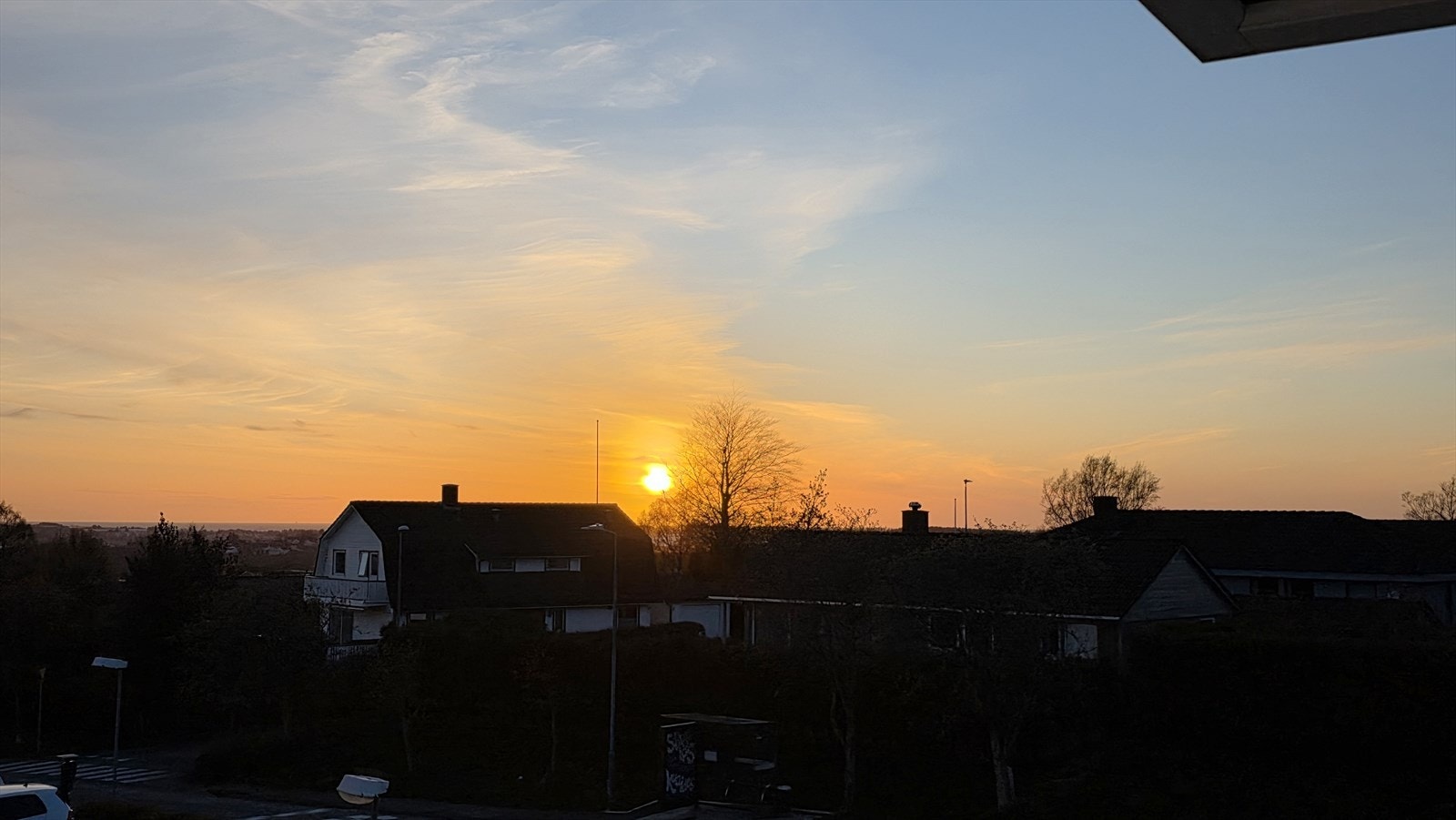 Kveld/ solnedgang fra soverom. Foto levert av selger. Galleribilde