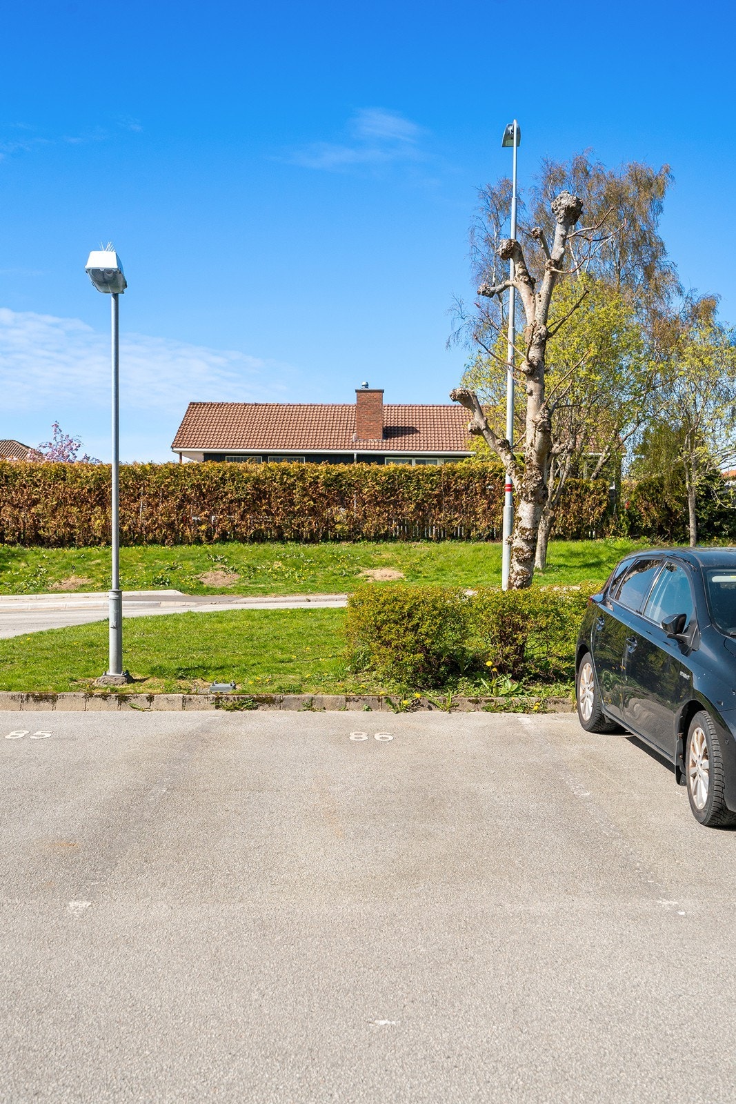 Fast parkeringsplass på baksiden av blokken Galleribilde