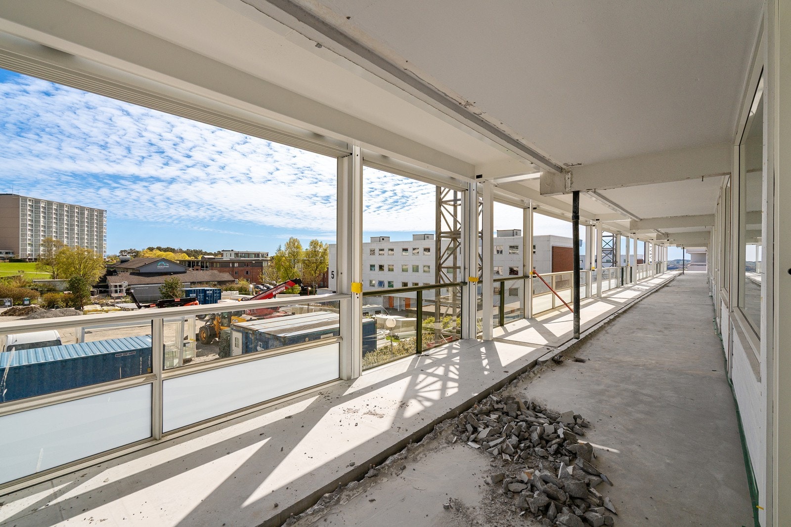 Utvidelse og innglassing av 24 kvm terrasse antas å være ferdig i uke 22/23. Galleribilde