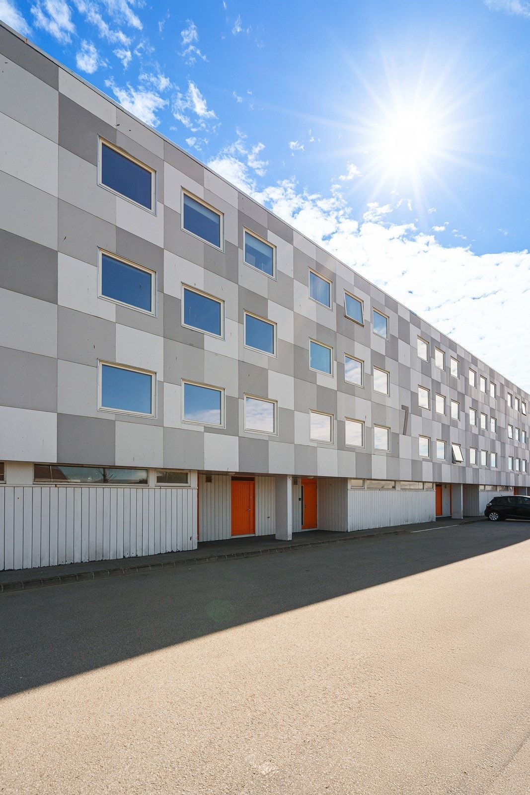 Inngang fra parkeringsplassen på baksiden av blokken Galleribilde