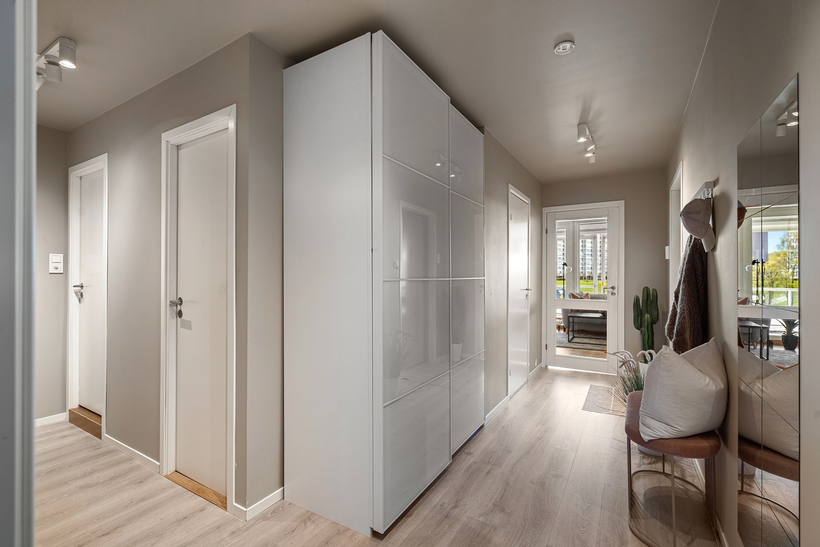 Velkommen inn! Gangen gir et trivelig førsteinntrykk og byr på nymalte overflater som harmonerer med leilighetens materialvalg og innredning. Galleribilde