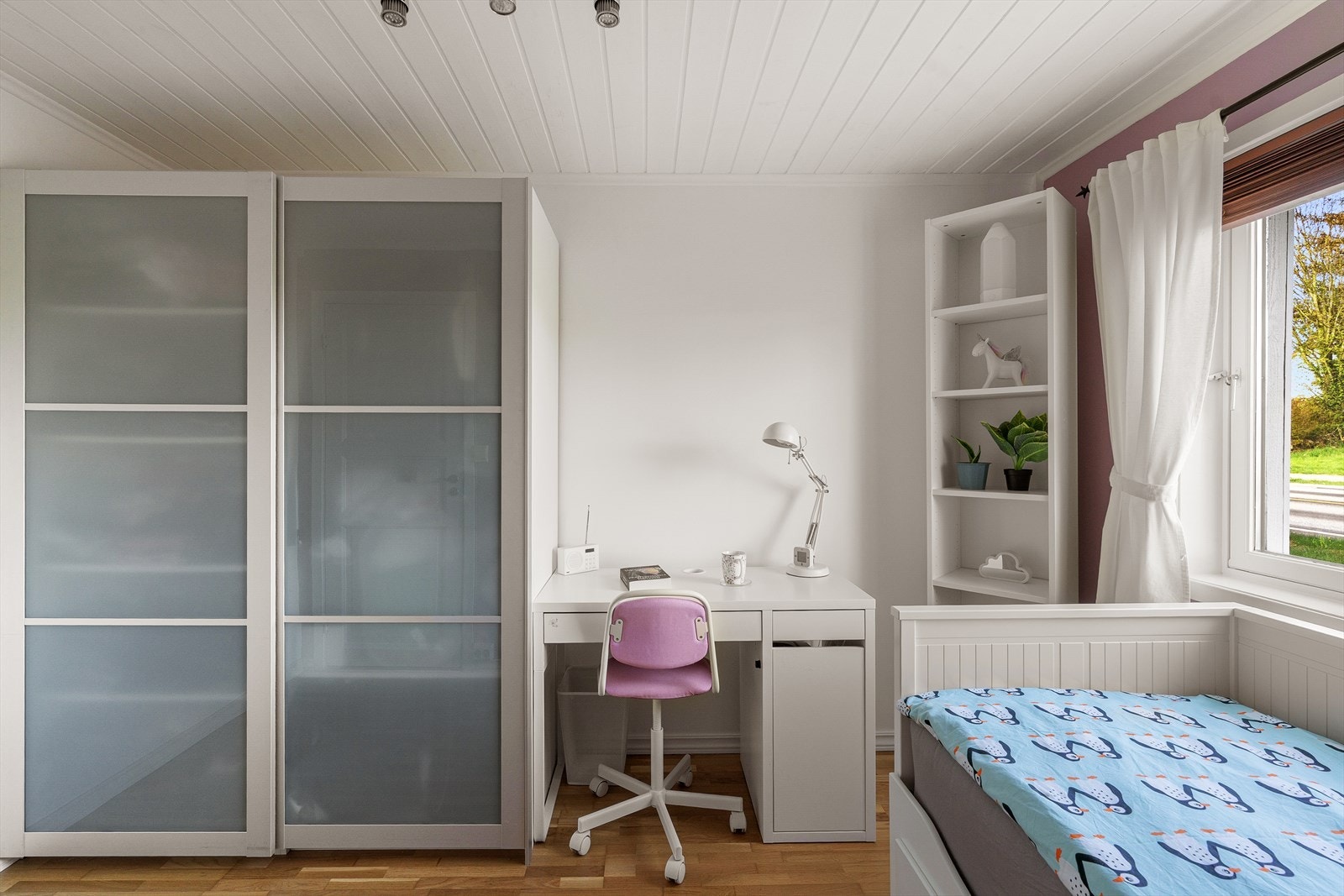Soverommet har plass til både seng, garderobeløsning og en liten arbeidsplass. Galleribilde
