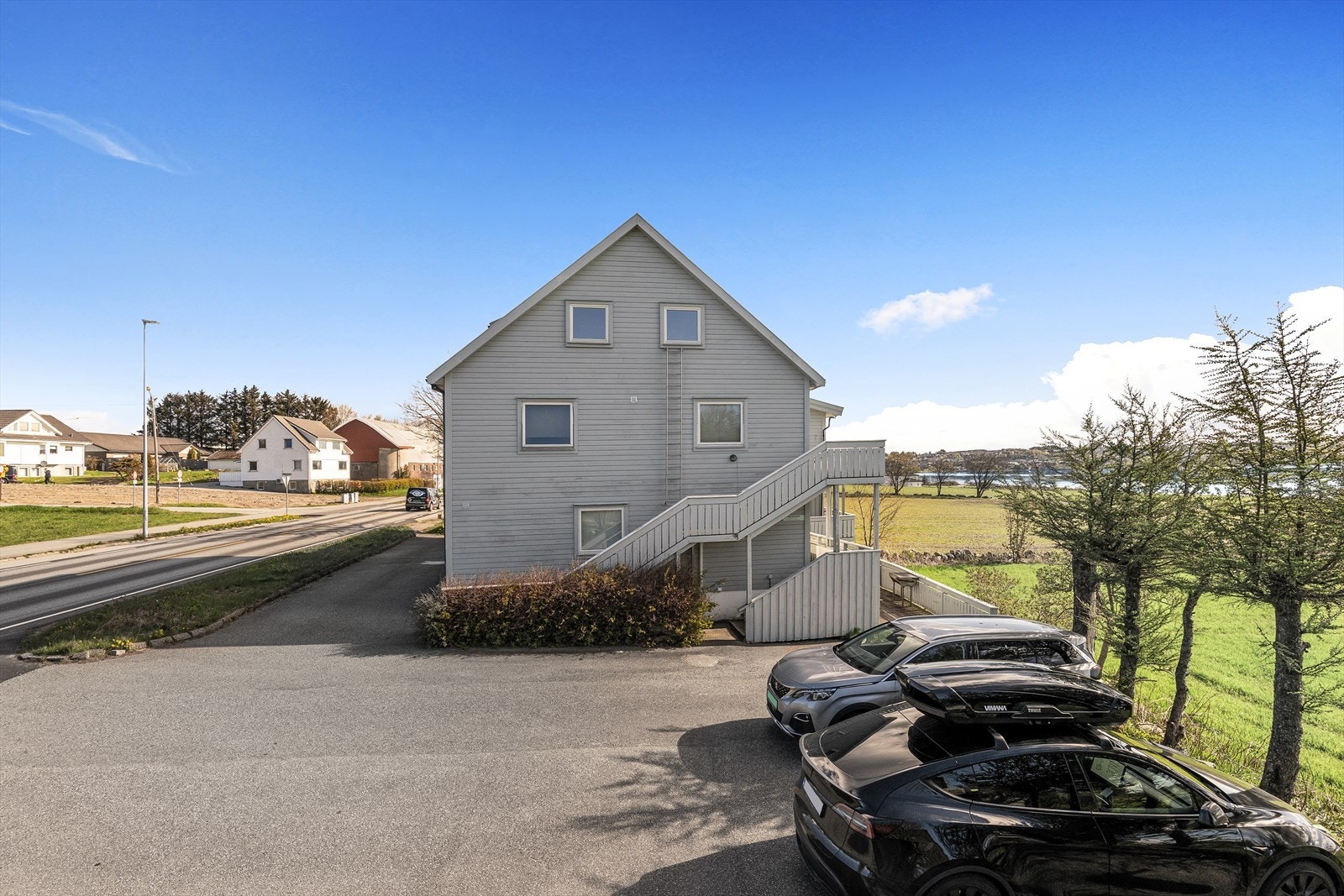 Det medfølger en fast, utvendig parkeringsplass til leiligheten. Galleribilde