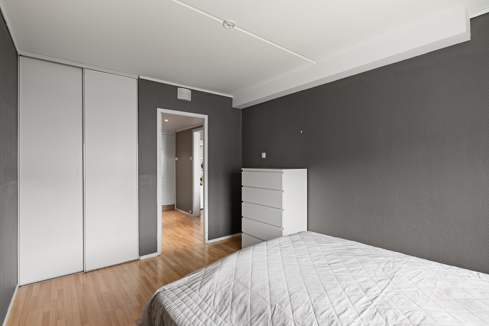 Hovedsoverommet har en innebygd skyvedørsgarderobe. Galleribilde
