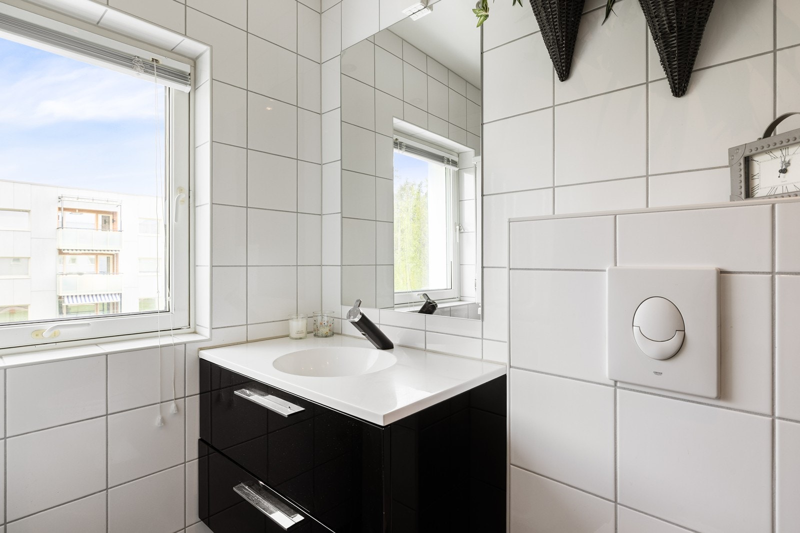 Rommet er helfliset med behagelig gulvvarme og er utstyrt med et moderne vegghengt toalett, dusjhjørne med plassbesparende svingdører og opplegg for vaskemaskin. Galleribilde