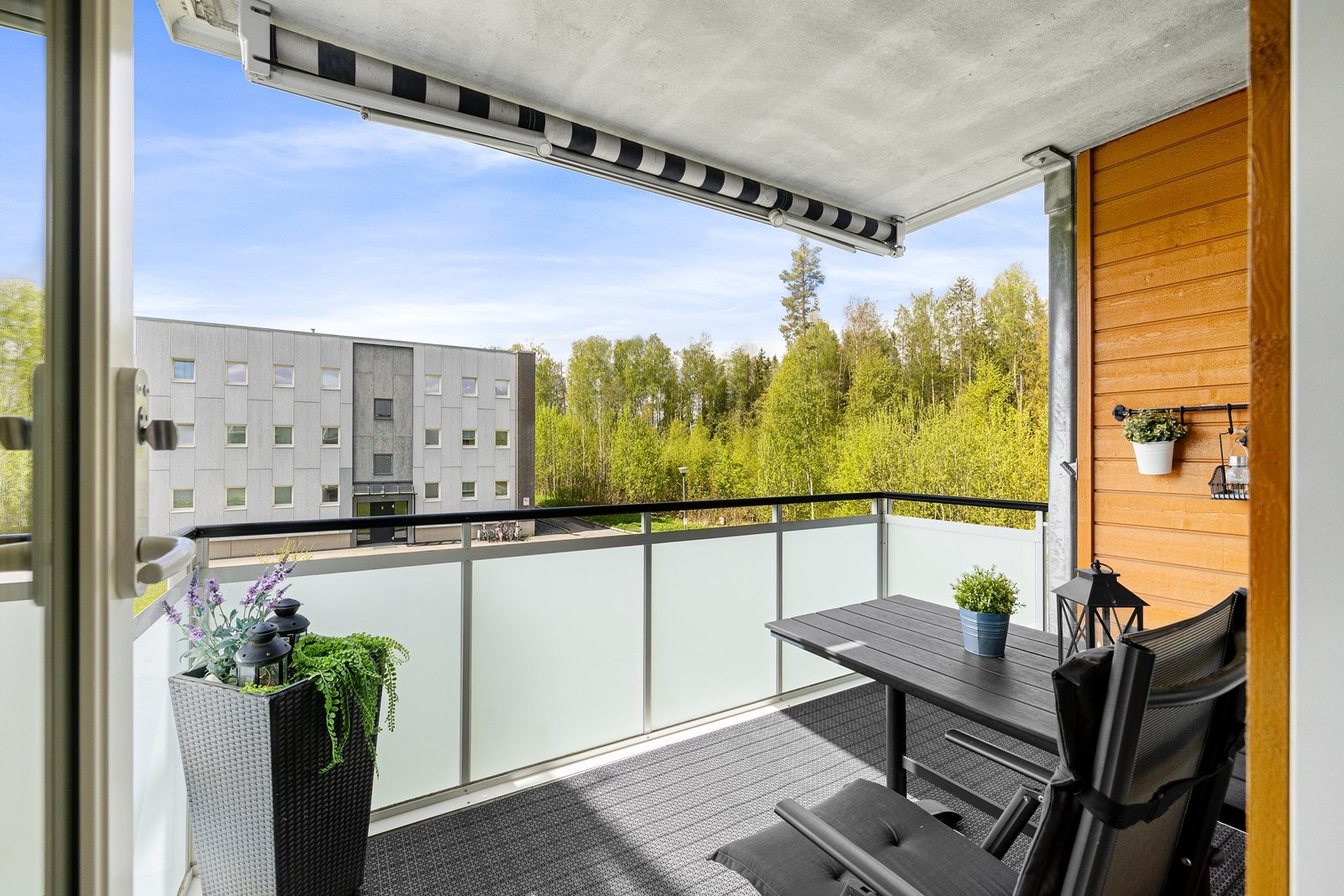 En herlig vestvendt balkong på ca. 6 m² utstyrt med markise. Her kan du nyte ettermiddags- og kveldssolen. Galleribilde