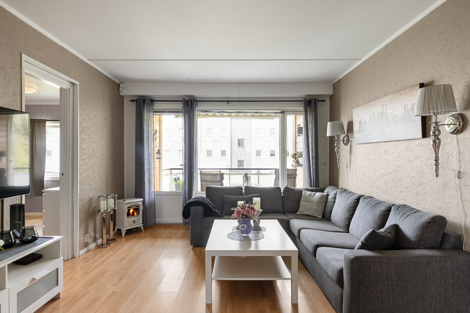 Stuen oppleves som romslig og luftig, med god plass til en stor sofagruppe og mediamøbler. Galleribilde