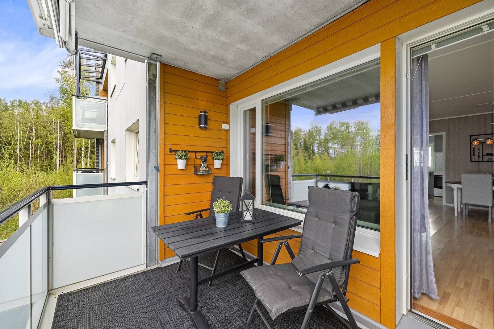 Balkongen er overbygget, og fungerer som en herlig forlengelse av stuen på sommerhalvåret. Galleribilde
