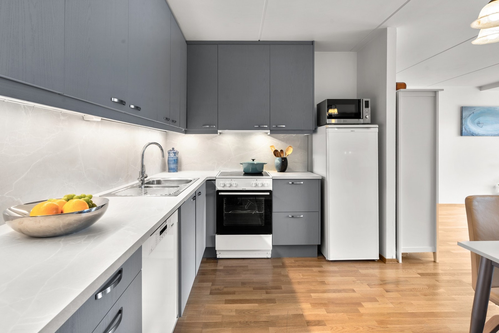 Kjøkkenet er romslig og har egnet plass til komfyr og kjøle-/fryseskap. Det er opplegg for oppvaskmaskin, samtidig som det er god skapplass og godt med arbeidsbenk. Galleribilde