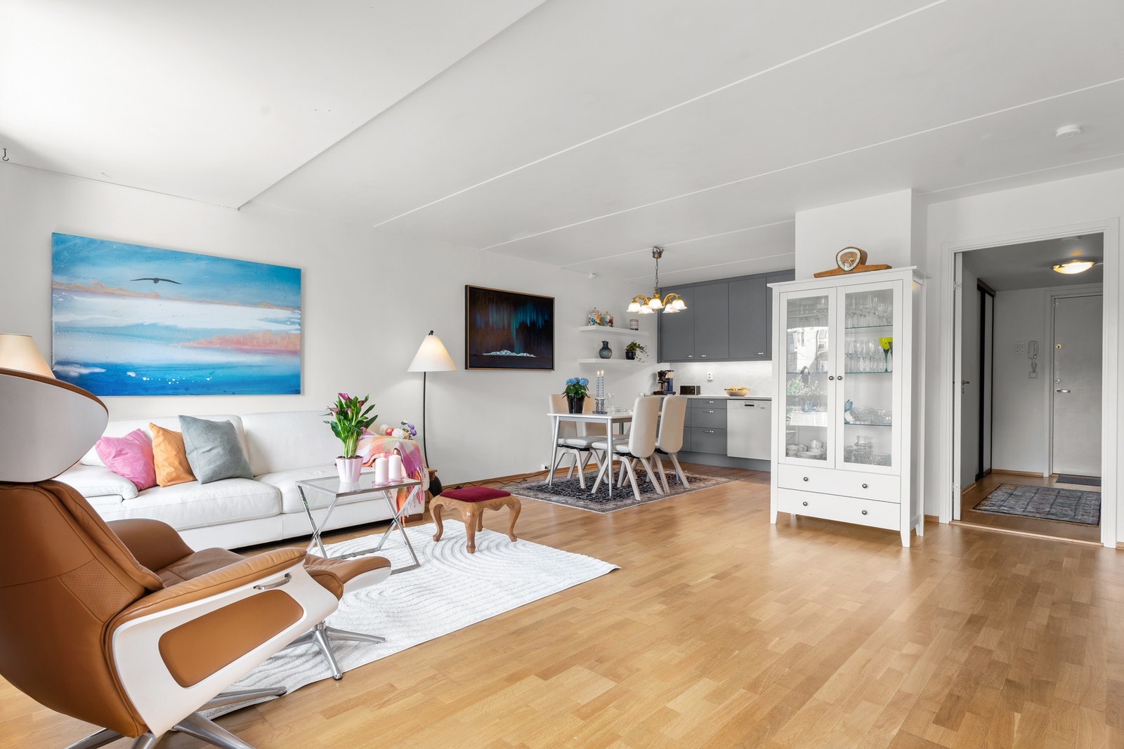 Vi går inn igjen. Leiligheten har åpen løsning mellom stue og kjøkken. Galleribilde