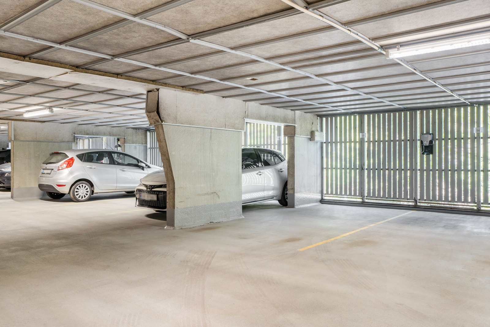 Det medfølger en parkeringsplass i felles, lukket garasjeanlegg. Det er mulig å installere lader for el-bil. Sameiet har videre egne parkeringsplasser forbeholdt gjester, både ute og inne. Galleribilde