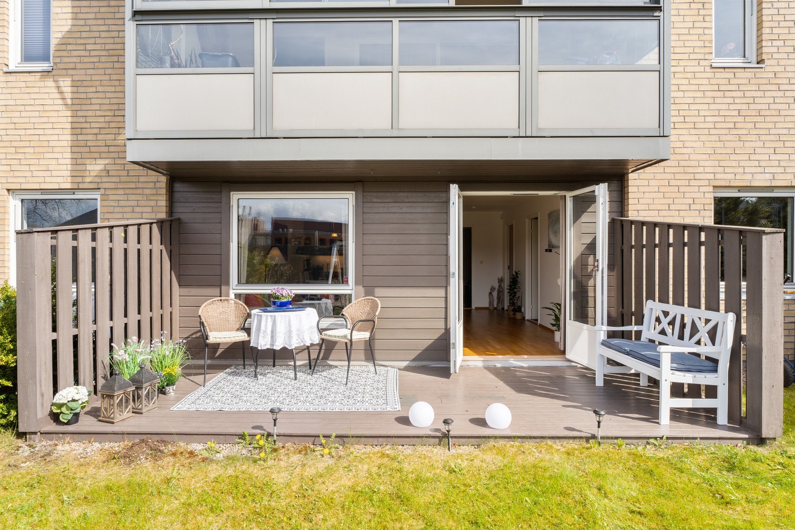 Markterrassen har god størrelse, og det er fin plass til ulike utemøblement. Det er tillatt å grille med elektrisk grill og gassgrill. Galleribilde