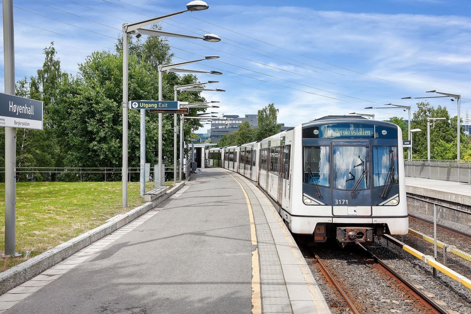 Området har god offentlig kommunikasjon, via buss tog og T-bane. Det er ca. ti minutters gange til T-banestasjon på Høyenhall. Galleribilde