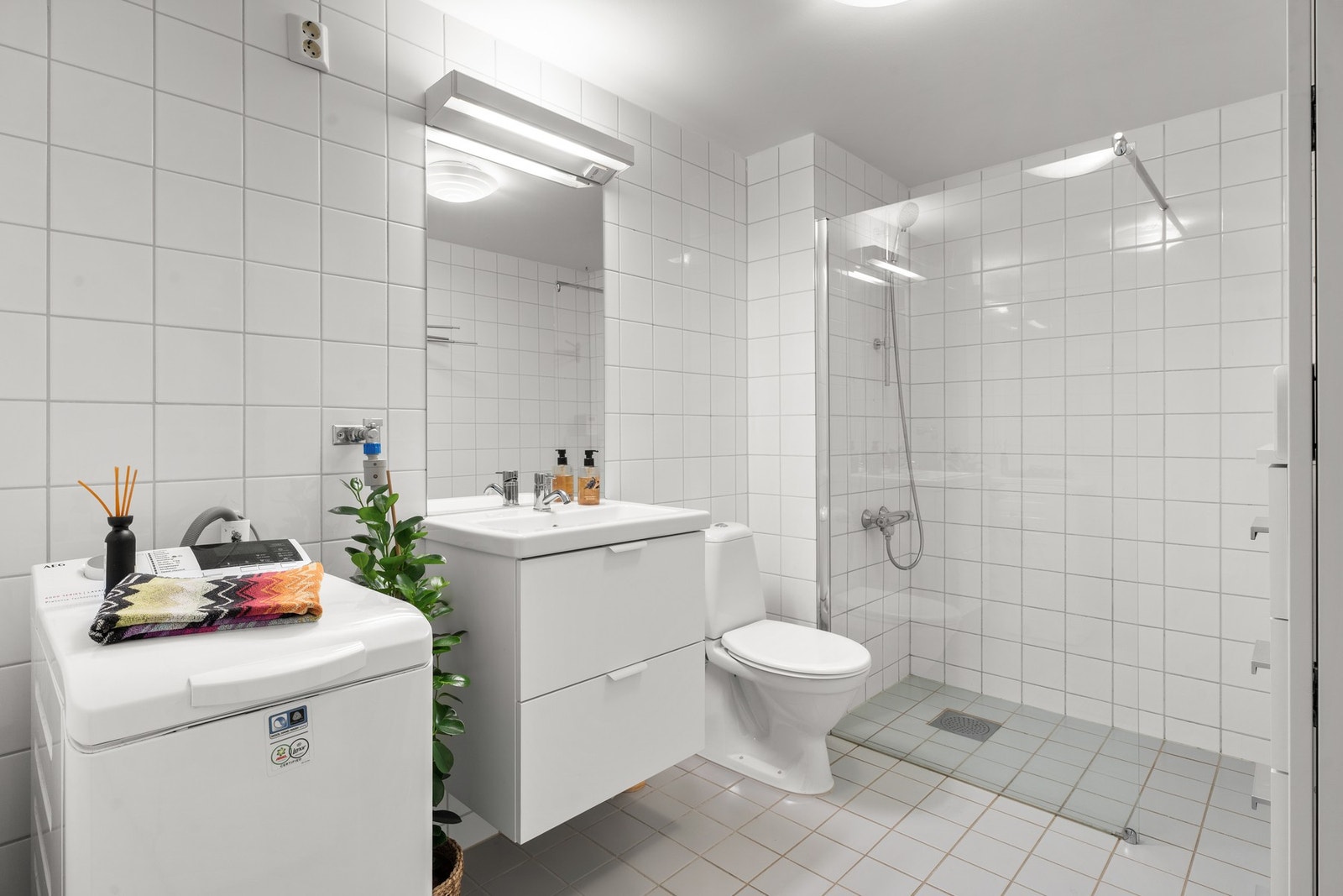 Pent flislagt bad, med varmekabler i gulv. Egen dusjsone med ny glassvegg fra 2025, sluk og termostatstyrt blandebatteri. Galleribilde