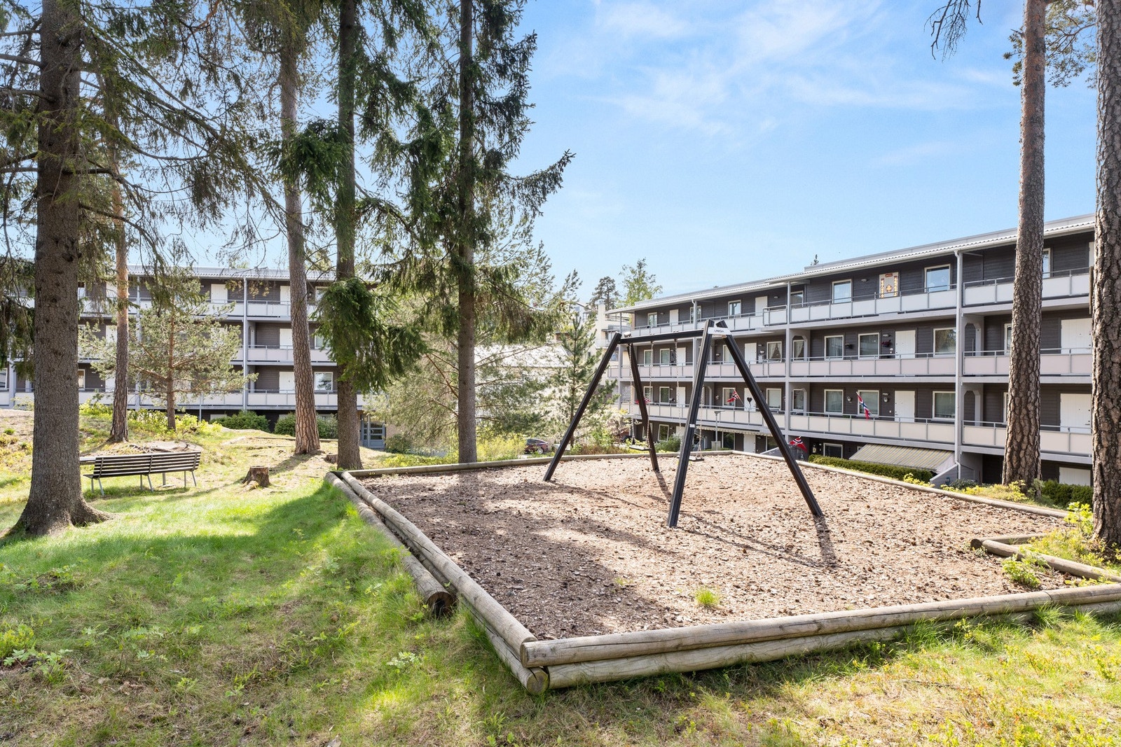 Sameiets tomt er pent opparbeidet med gressplen og et felles tun, med blant annet lekeplasser, sittegrupper, variert beplantning og asfalterte internveier. Galleribilde
