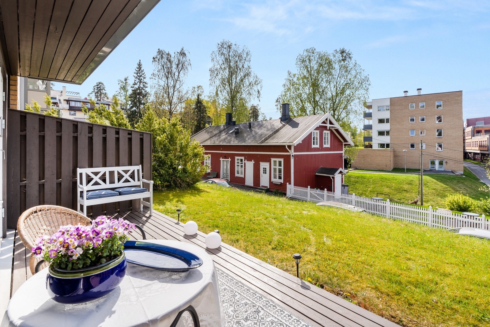 Fra stuen har du utgang til markterrasse på 11 kvm, med videre tilgang til grønt fellesareal. Galleribilde