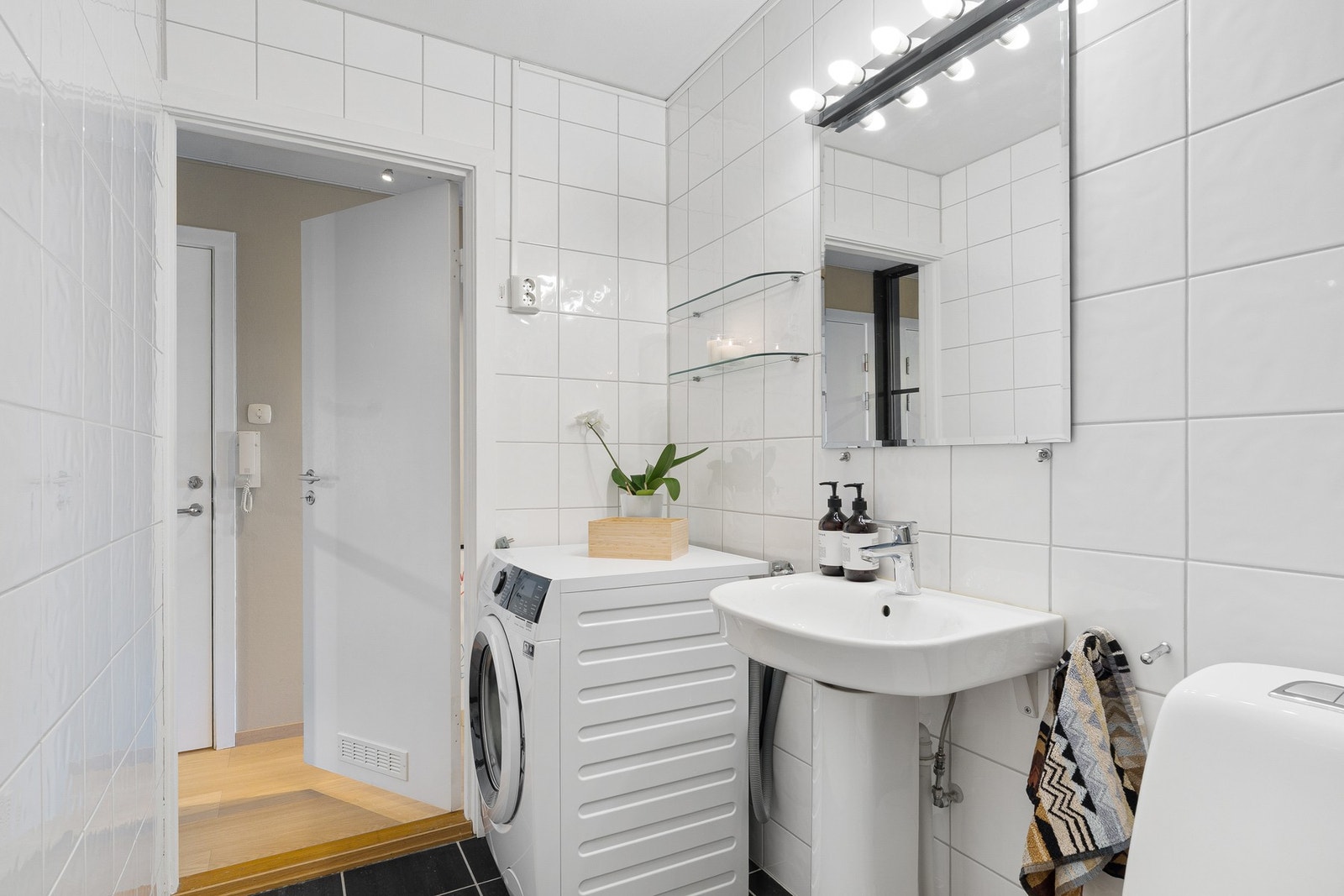 Baderommet har opplegg for vaskemaskin samt plass til tørketrommel. Galleribilde