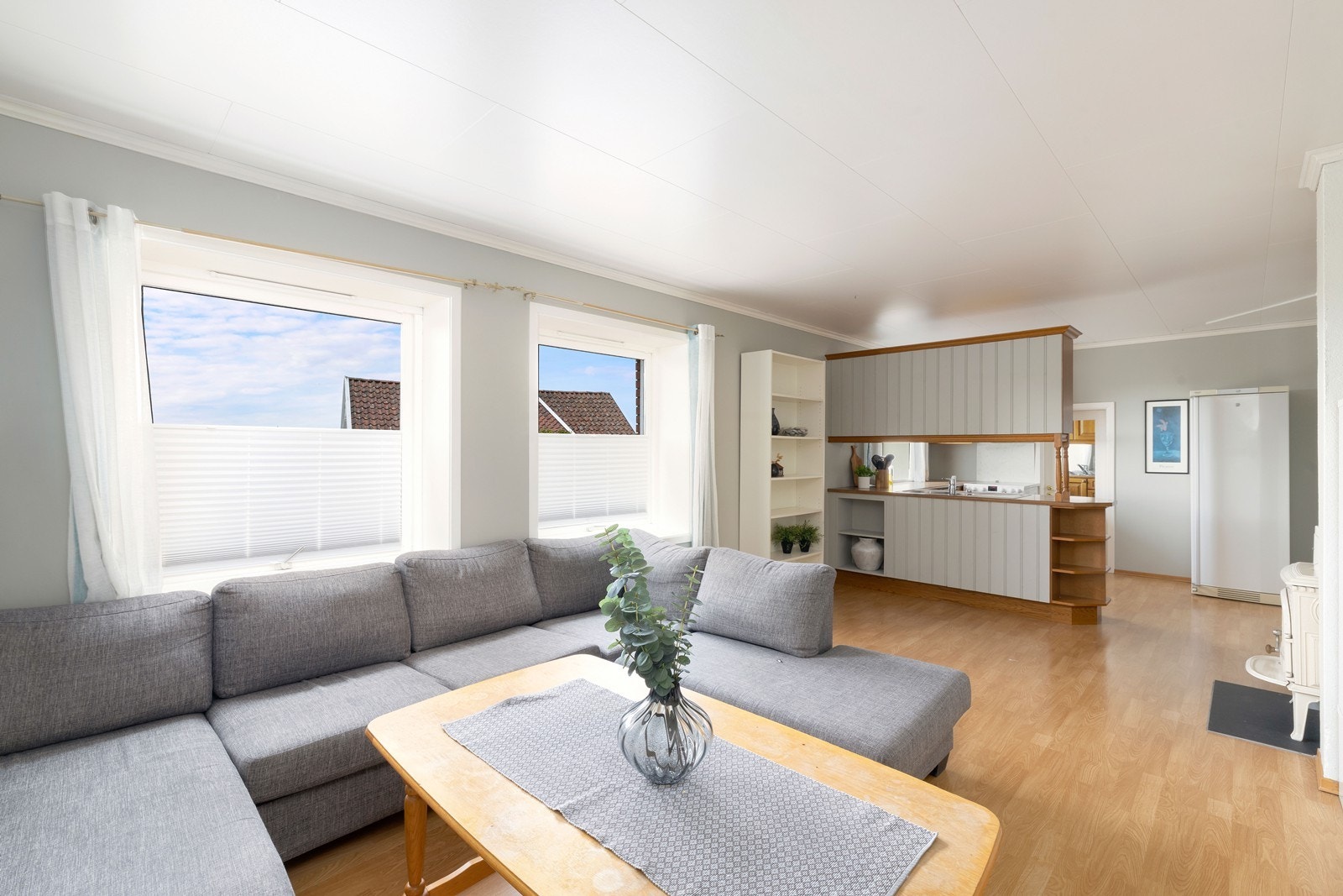 Praktisk åpen løsning med laminat på gulv. Galleribilde