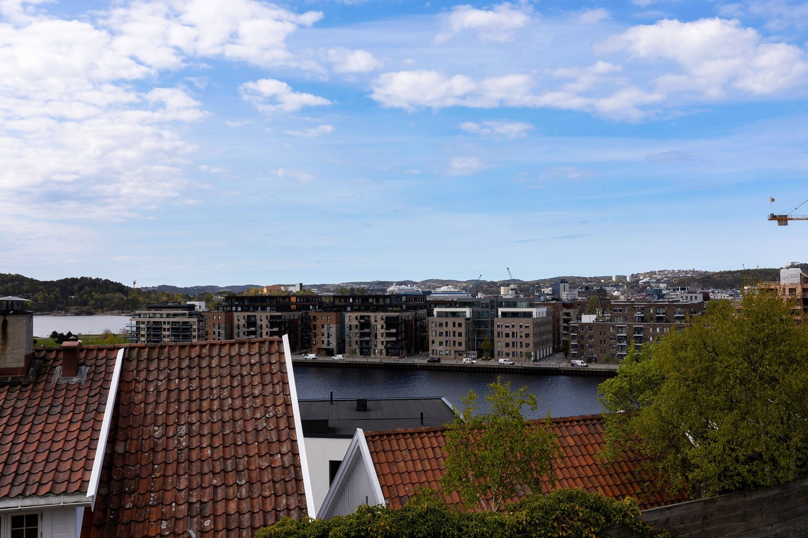 Vinduer med utsikt mot både by og natur. Galleribilde