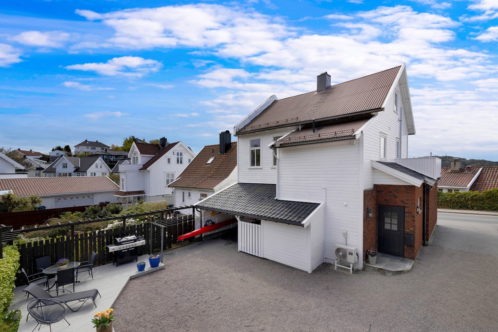 Eiendommen har en attraktiv beliggenhet sentralt på Kuholmen. Galleribilde
