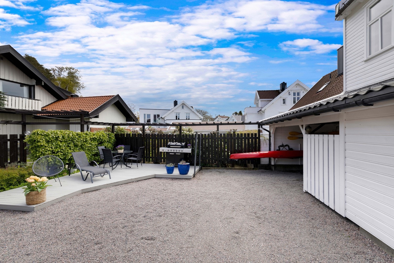 Tomten inkluderer en praktisk uteplass med tilhørende fasiliteter. Galleribilde