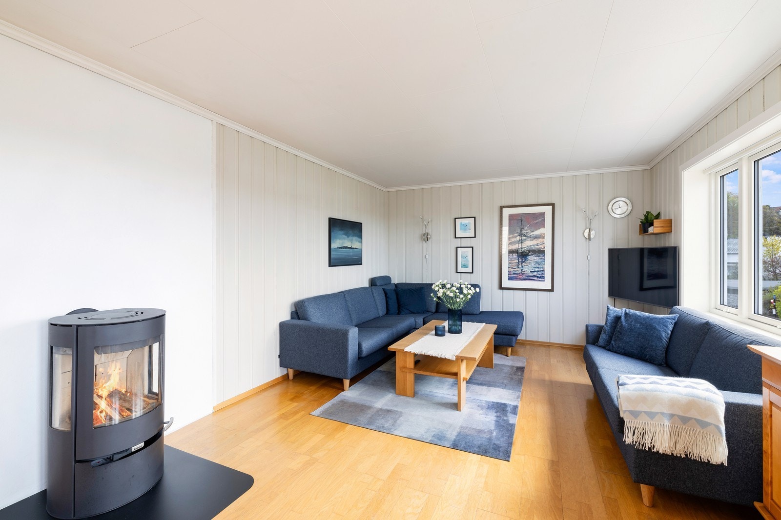 Flere vinduer slipper inn naturlig lys til stue og spiseområde. Galleribilde