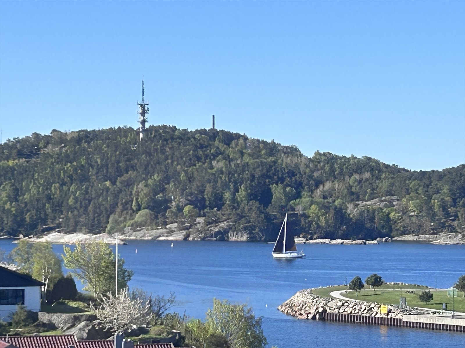 Attraktiv beliggenhet med fantastisk utsikt over nærliggende sjø og grøntområder. Galleribilde