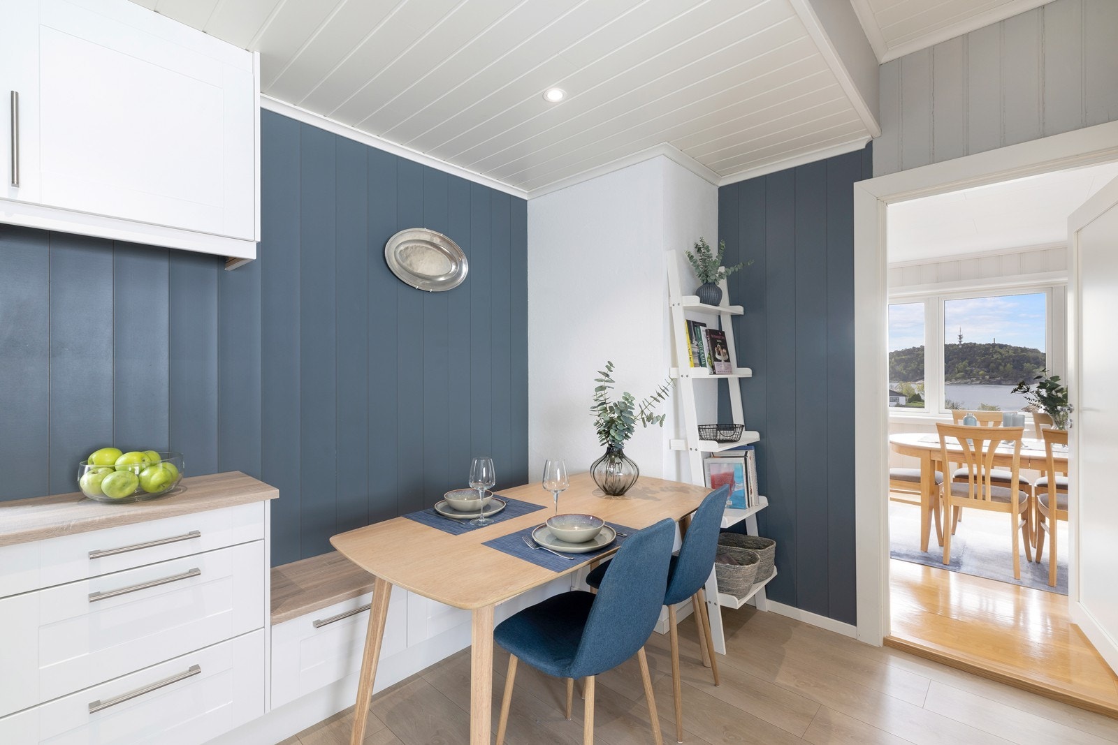 Kjøkkenet har trefiberfronter og laminert benkeplate fra 2018. Galleribilde