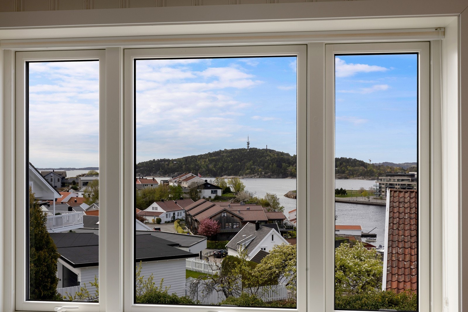 Plasseringen gir panoramautsikt over både nærliggende boligområder og sjøen. Galleribilde