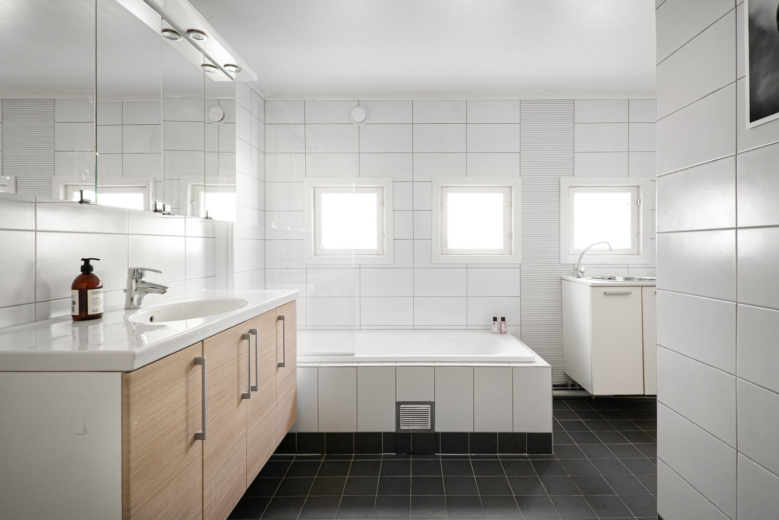 Badet ble oppgradert i 2008 og har flislagte overflater. Galleribilde