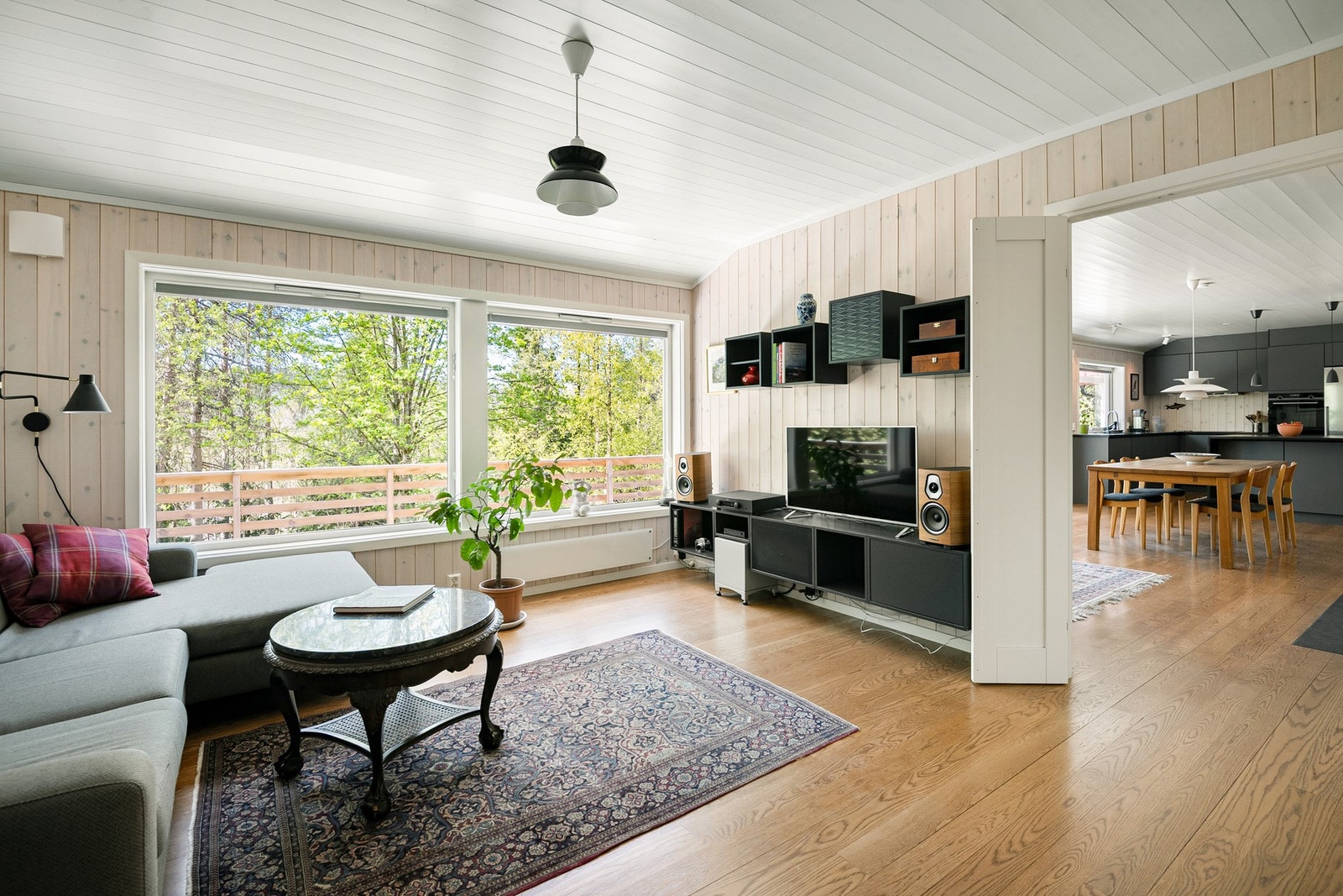 Stuen er et lunt og behagelig oppholdsrom med store vindusflater og massiv eikebord på gulvene. Galleribilde